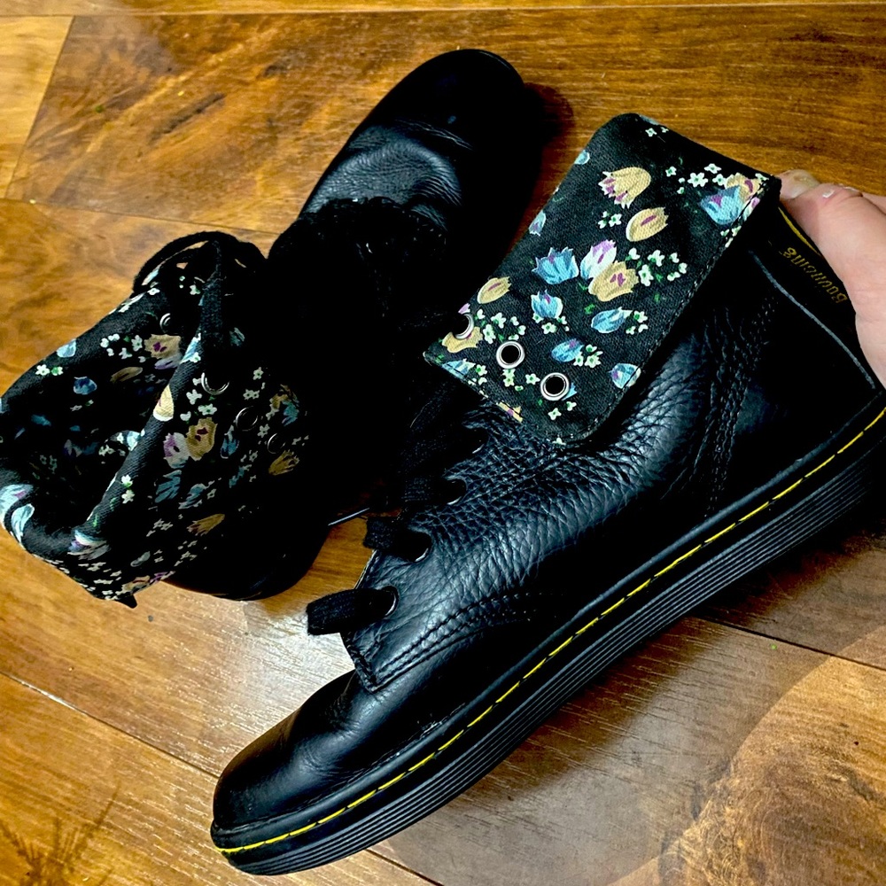 Doc Martens Stratford fold-down floral print leather boots! Size 8W